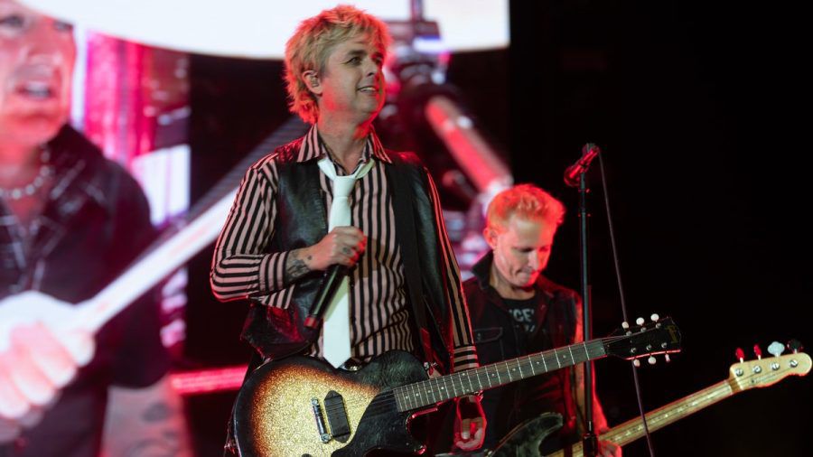 Billie Joe Armstrong mit seiner Band Green Day auf der Bühne. (jom/spot)