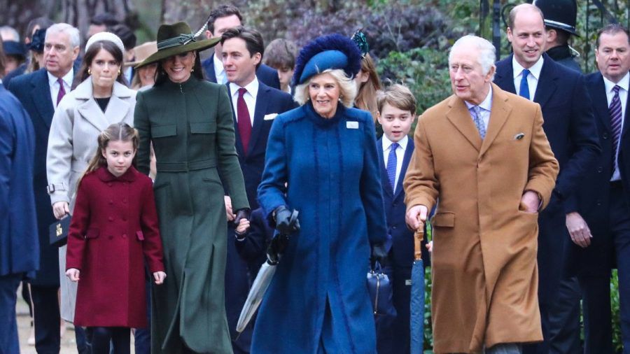 Gut gelaunt schritt die britische Königsfamilie im vergangenen Jahr zum Weihnachtsgottesdienst in der Kirche St. Mary Magdalene. Dieser steht auch 2023 wieder auf dem Programm der Royals. (ae/spot)