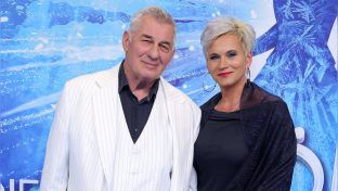Heinz Hoenig hat mit seiner Frau Annika zwei kleine Kinder. Die Familie wird ihn nach Australien begleiten, was für ihn sehr wichtig ist. (ae/spot)