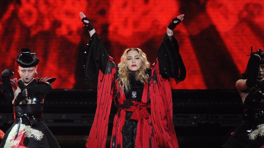Madonna auf der Bühne. (mia/spot)