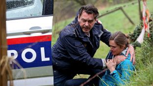 "Landkrimi: Steirerwut": Chefermittler Sascha Bergmann (Hary Prinz) eilt seiner verletzten Kollegin Sandra Mohr (Miriam Stein) zur Hilfe. (cg/spot)