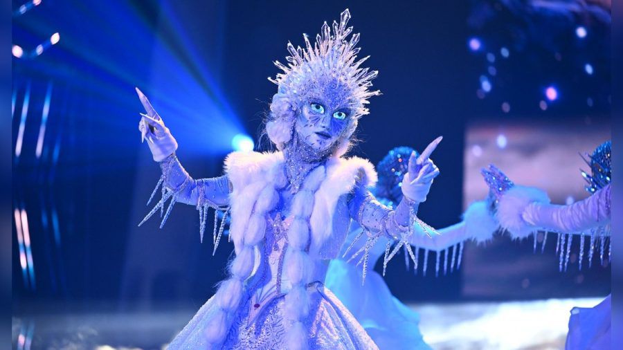 Die Eisprinzessin konnte mit ihrer Performance bei "The Masked Singer" überzeugen. Unter dem Kostüm verbarg sich eine bekannte Rocksängerin. (juw/spot)