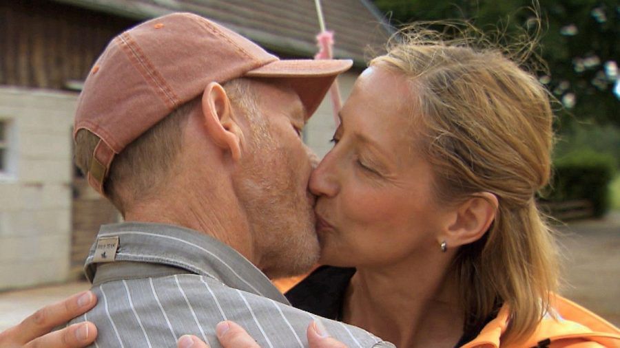 Hans und Elke beim ersten Kuss in Staffel 19 von "Bauer sucht Frau". (smi/spot)