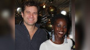 Joshua Jackson und Lupita Nyong'o - hier gemeinsam im Jahr 2018 - kennen sich lange und sind nun ein offizielles Paar. (dr/spot)