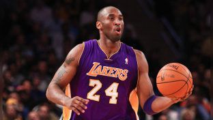 Das Trikot, das Kobe Bryant beim letzten Auswärtsspiel seiner Basketball-Karriere trug, ist jetzt versteigert worden. (the/spot)