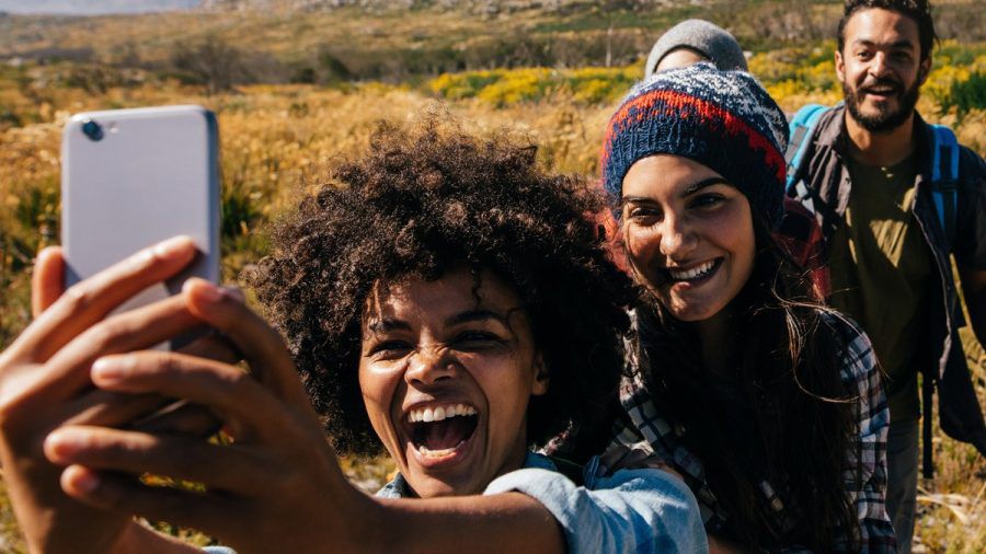 Das Smartphone ist bei Gen Z im Urlaub immer mit dabei: Schließlich müssen die Erlebnisse auf Reisen für Instagram und Co. festgehalten werden. (the/jmk/spot)