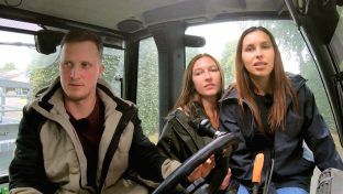 Drei sind zu viel: Dicke Luft bei Patrick, Sarina (M.) und Annika. (smi/spot)