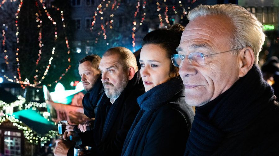 "Tatort: Des Anderen Last" (v.r.): Max Ballauf (Klaus J. Behrendt), Natalie Förster (Tinka Fürst), Freddy Schenk (Dietmar Bär) und Norbert Jütte (Roland Riebeling) auf dem Weihnachtsmarkt. (ili/spot)