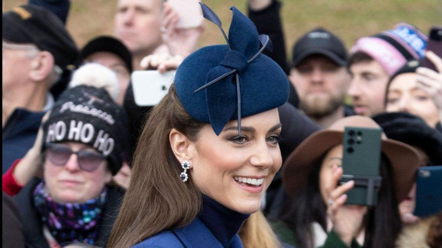 Im royalen Blau zeigte sich Kate am 1. Weihnachtsfeiertag den Schaulustigen vor der Kirche. An ihren Ohren blitzten ganz besondere Schmuckstücke. (ae/spot)