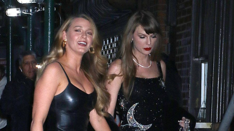 Geburtstagskind Taylor Swift (r.) kam Hand in Hand mit ihrer guten Freundin Blake Lively am New Yorker Nachtclub The Box an. (ae/spot)