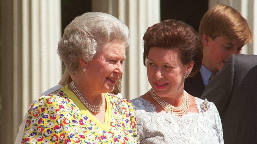 Die Queen und ihre Schwester Margaret standen sich auch im wahren Leben sehr nahe. (hub/spot)