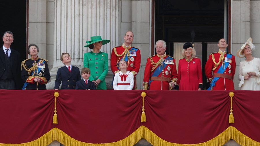 Die Familie von König Charles auf dem Balkon des Buckingham Palastes. (hub/spot)