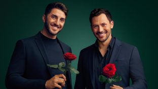 Dennis Gries (l.) und Sebastian Klaus verteilen 2024 bei RTL Rosen. (ae/spot)