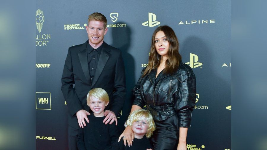 Kevin De Bruyne mit seiner Frau Michele und zwei seiner drei Kinder. (dr/spot)