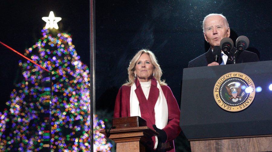 Joe Biden mit seiner Ehefrau Jill und dem erleuchteten Baum in Washington. (hub/spot)