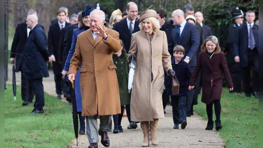 König Charles und Königin Camilla auf dem Weg zum Weihnachtsgottesdienst. (ncz/spot)