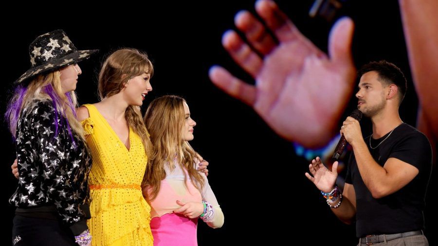 Taylor Lautner (r.) und Taylor Swift (2.v.l.) versöhnten sich öffentlich bei einem Konzert im Juli in Kansas City. (dr/spot)