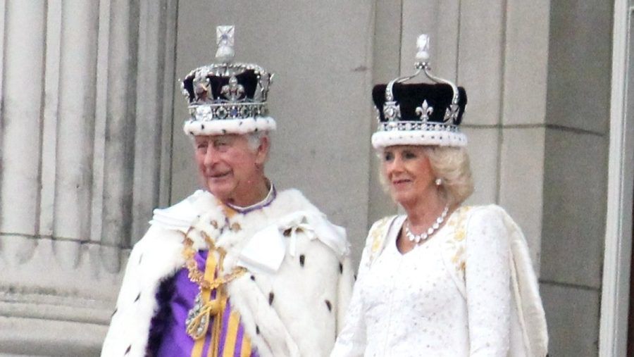 König Charles und seine Frau verbringen das erste Weihnachten nach ihrer Krönung wie gewohnt in Sandringham. Aber eine Änderung gibt es: Camillas Kinder und Enkelkinder sind erstmals auch dazu eingeladen. (ae/spot)