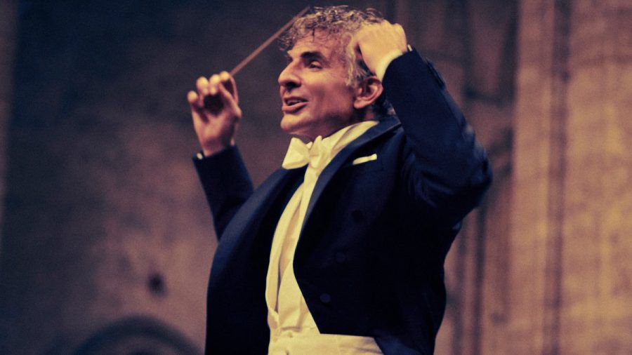 Bradley Cooper als leidenschaftlicher Dirigent Leonard Bernstein. (jom/spot)