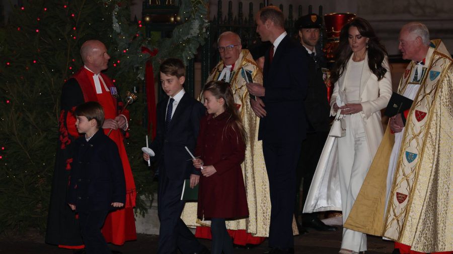 Der kleine Prinz Louis (li.) geht voran, hinter ihm seine Geschwister Prinz George und Prinzessin Charlotte und seine Eltern Prinz William und Prinzessin Kate. (eee/spot)