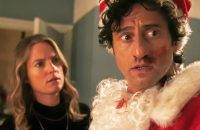 "Zwei Weihnachtsmänner sind einer zu viel": Karo (Marie Burchard) stellt ihren Verlobten Lasse (Serkan Kaya) zur Rede. Wo hat er sich die blutige Nase geholt? (cg/spot)