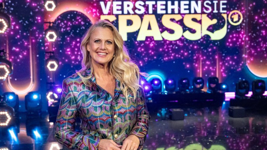"Verstehen Sie Spaß?": Barbara Schöneberger führt durch die Show. (cg/spot)
