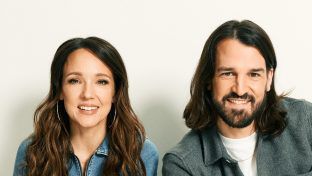 Carolin und David Kebekus nehmen neben Ruth Moschner und Rick Kavanian in der "The Masked Singer"-Jury Platz. (dr/spot)