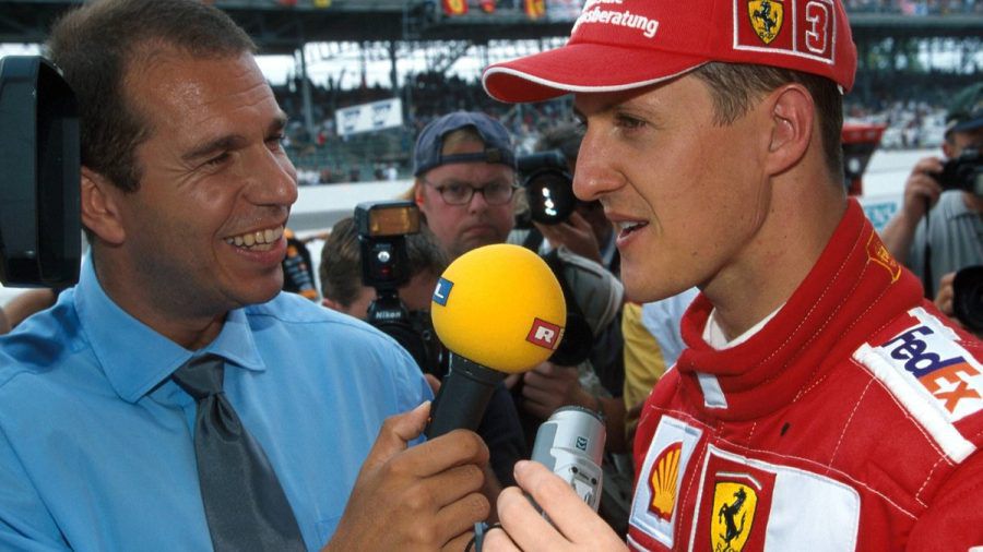 Kai Ebel interviewt Michael Schumacher beim Großen Preis der USA im Jahr 2000. (lau/spot)