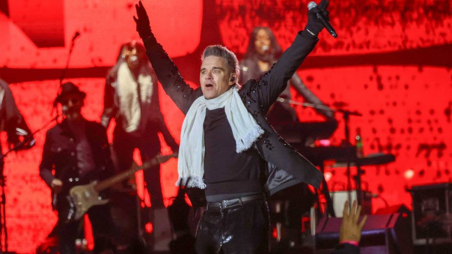 Hielt sich mit Handschuhen und Schal warm: Robbie Williams auf der Bühne in Schladming. (ncz/spot)