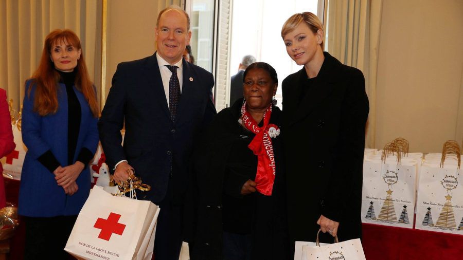 Fürst Albert II. und seine Frau Charlène verteilten beim Roten Kreuz Monaco Geschenke an ältere Menschen. (ae/spot)