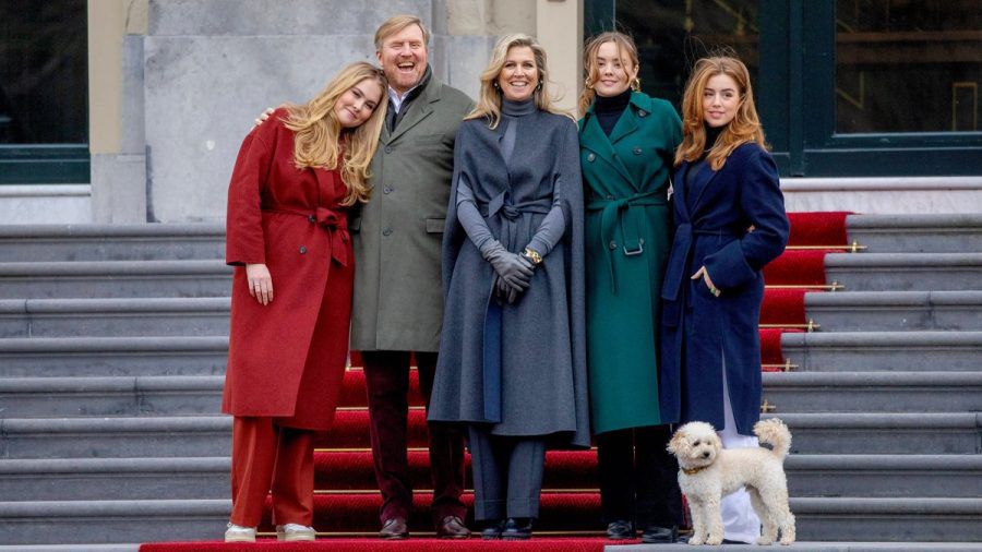 Willem-Alexander mit seiner Ehefrau und den Töchtern Prinzessin Amalia, Prinzessin Alexia und Prinzessin Ariane. (jom/spot)