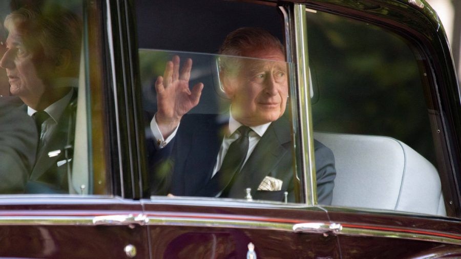König Charles III. ist am Donnerstag in einer Limousine Richtung Buckingham Palast gesichtet worden. (eee/spot)