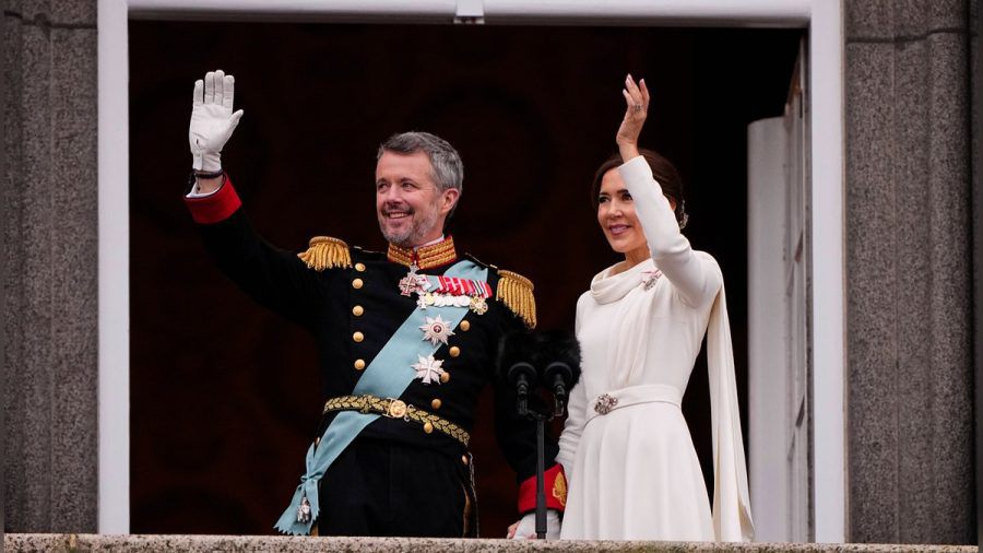 Frederik X. und Mary von Dänemark zeigen sich erstmals als neues Königspaar. (ncz/spot)