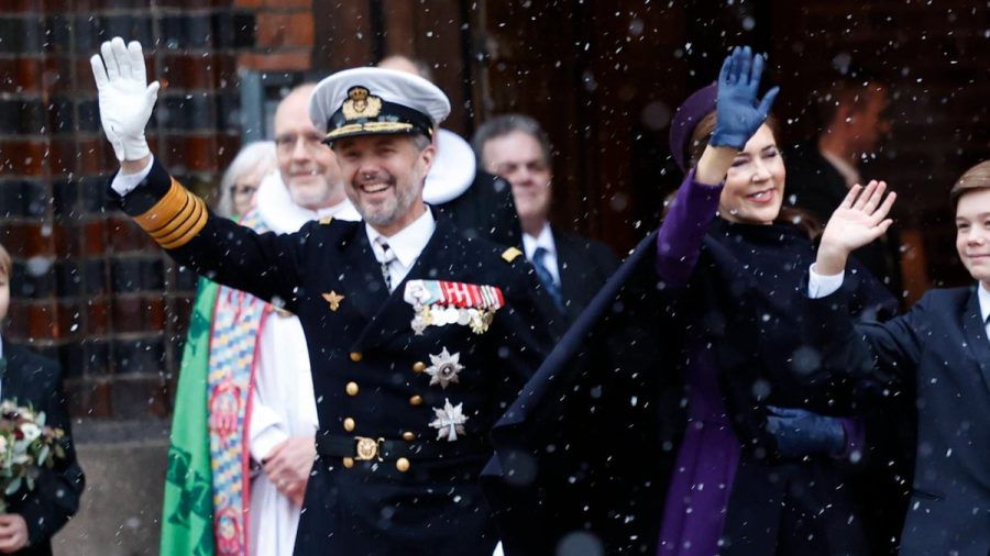 Gut gelaunt zeigten sich König Frederik und Königin Mary am Sonntagmittag vor dem Dom in Aarhus. Sie winkten lachend den zahlreichen Zuschauern zu. (ae/spot)