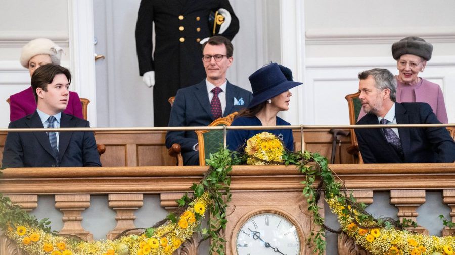 Kronprinz Christian (l.) sitzt neben seinen Eltern, Königin Mary und König Frederik X., im Parlament. (ili/spot)