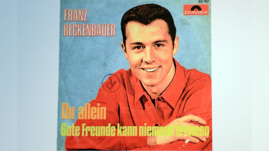 Franz Beckenbauer auf dem Cover seiner ersten Single "Du allein", auf der auch der Klassiker "Gute Freunde kann niemand trennen" enthalten ist. (dr/spot)
