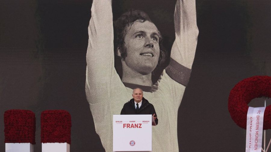 Uli Hoeneß während der Gedenkfeier für Franz Beckenbauer in der Münchner Allianz Arena. (wue/spot)