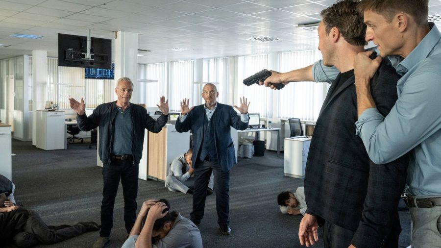 "Tatort Pyramide": Die Kommissar Max Ballauf (Klaus J. Behrendt, l.) und Freddy Schenk versuchen, einen Angreifer zur Aufgabe zu bewegen. (ili/spot)