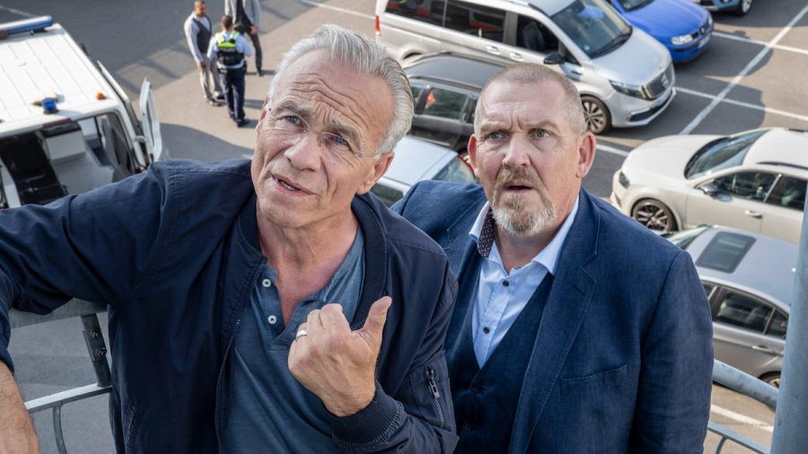 "Tatort: Pyramide": Die Kommissare Max Ballauf (Klaus J. Behrendt, l.) und Freddy Schenk (Dietmar Bär) sind fassungslos über die Kaltschnäuzigkeit des "Concreta"-Chefs. (cg/spot)