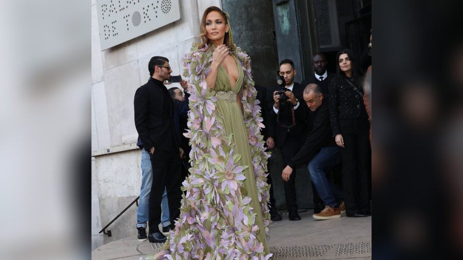 Jennifer Lopez macht Paris unsicher. (eee/spot)