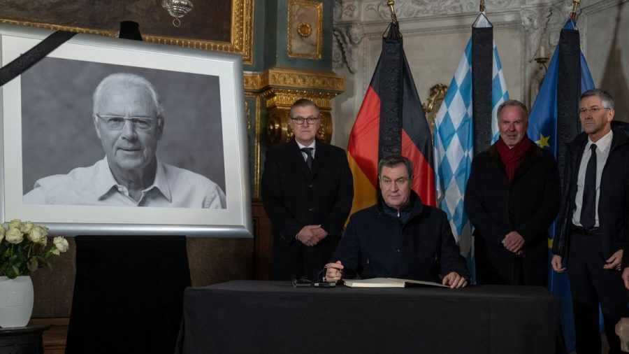 Markus Söder (sitzend) mit Jan-Christian Dreesen, Karl-Heinz Rummenigge und Herbert Hainer vom FC Bayern München. (v.l.n.r.) beim Eintrag ins Kondolenzbuch für Franz Beckenbauer. (dr/spot)