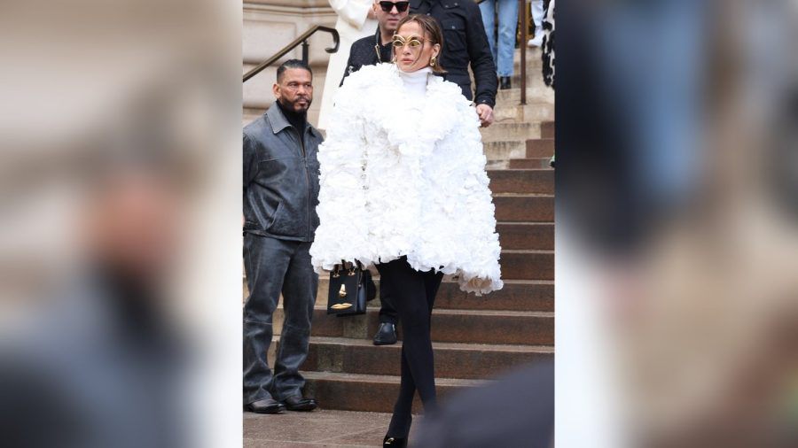 Jennifer Lopez überrascht mit schrägem Outfit. (ili/spot)