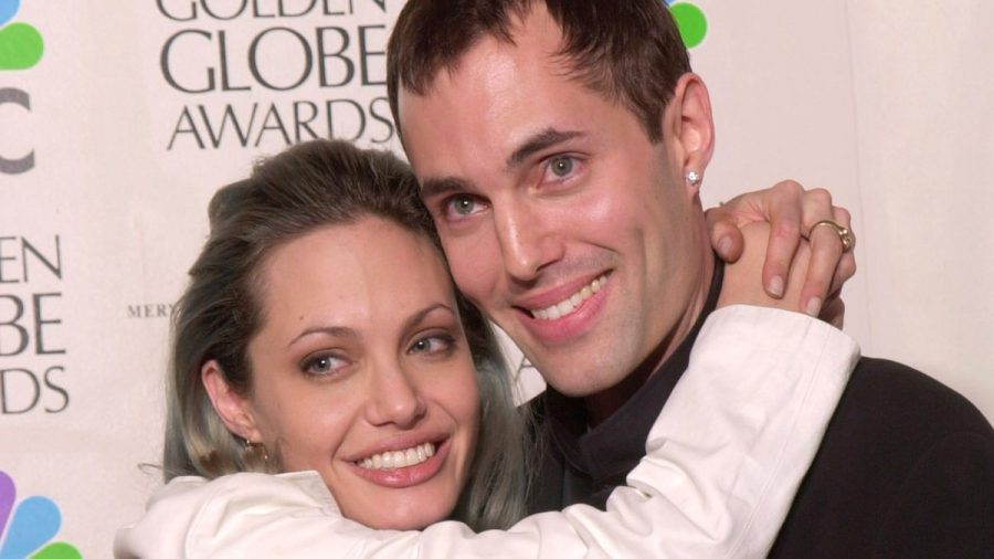 Angelina Jolie und ihre Bruder James Haven zeigten sich früher innig auf den roten Teppich und sorgten mit Küssen für etliche Schlagzeilen. (ae/spot)