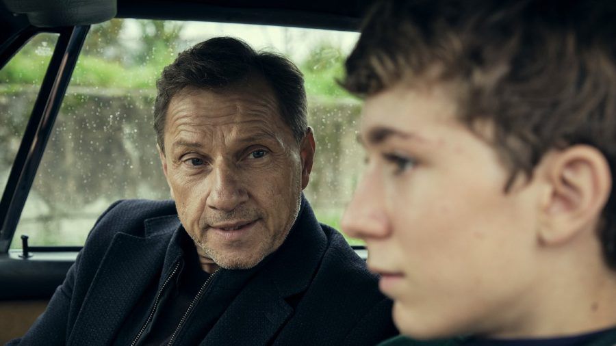 Louis Guillaume (r.) spielt den 13-jährigen David und ist damit Dreh- und Angelpunkt des Stuttgart-"Tatort: Zerrissen". (dr/spot)