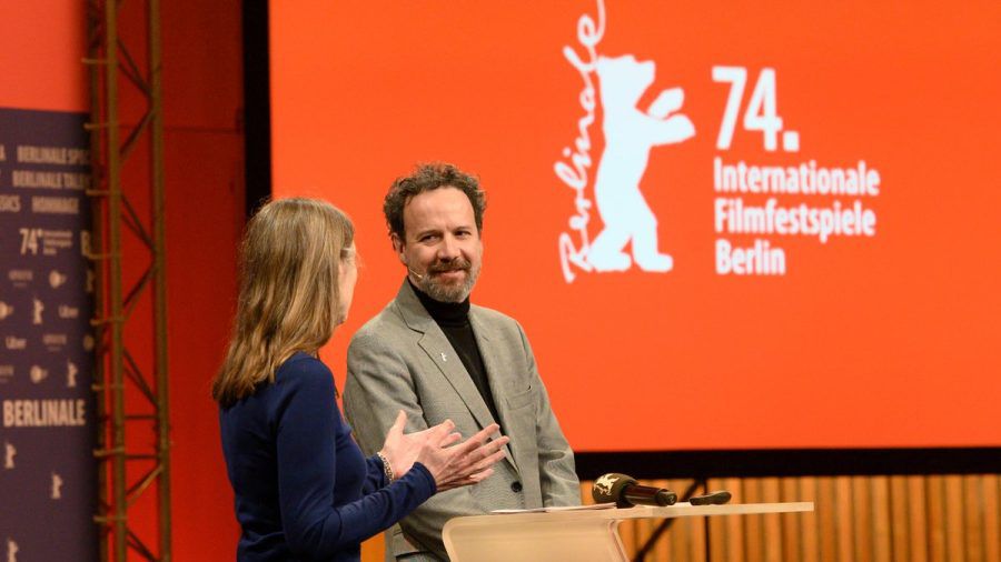 Mariette Rissenbeek und Carlo Chatrian stellen das Programm der 74. Berlinale vor. (smi/spot)