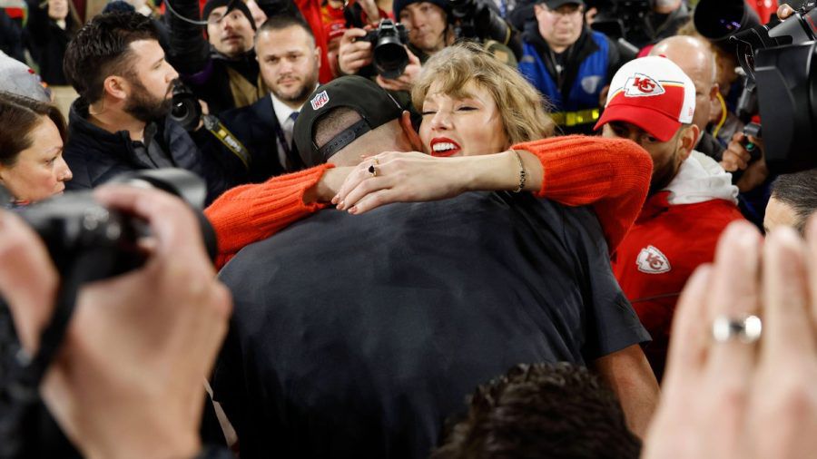 Süßer Moment inmitten der Massen: Nach dem Sieg gegen die Baltimore Ravens fallen sich Taylor Swift und Travis Kelce um den Hals. (ae/spot)