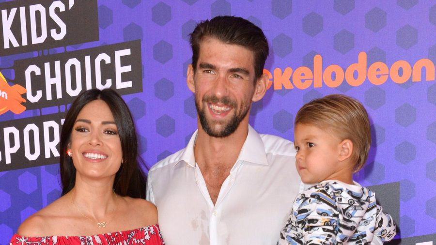 Nicole und Michael Phelps im Jahr 2018 mit ihrem erstgeborenen Sohn Boomer, der inzwischen der große Bruder von drei weiteren Söhnen ist. (the/spot)