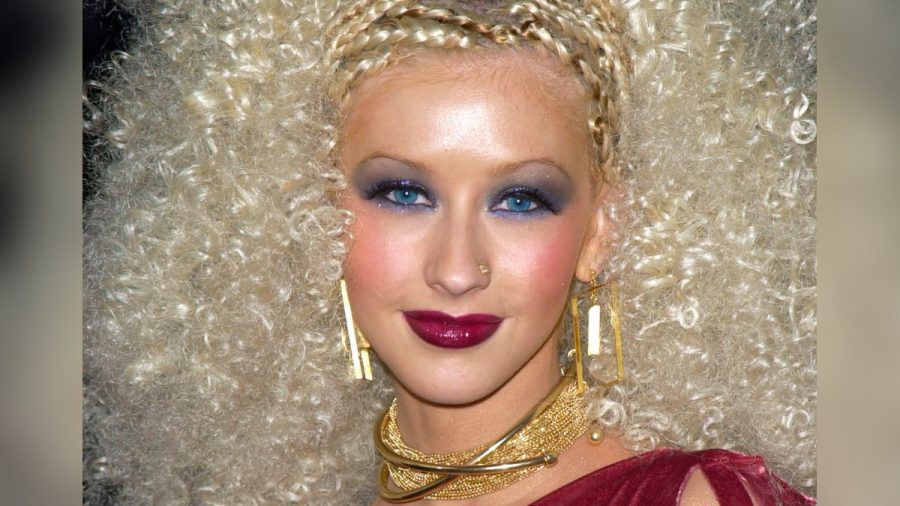 Christina Aguilera machten blauen Lidschatten in den Nuller Jahren zum Beauty-Phänomen. (the/spot)