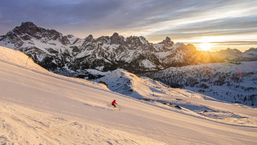 Wenn die Sonne am späten Nachmittag über den Gipfeln der Alpen verschwindet, ist die Skifahr-Romantik perfekt. (elm/spot)