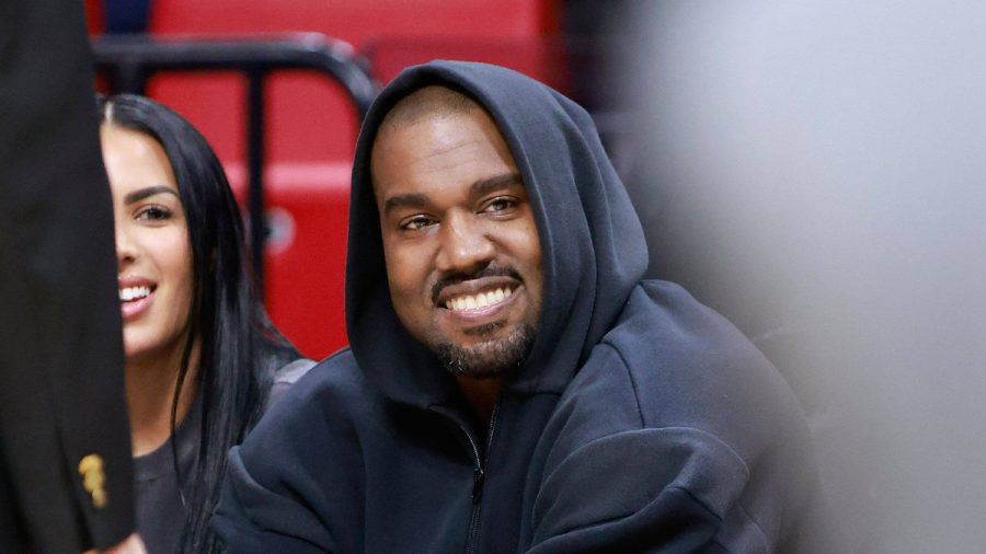 Hier waren sie definitiv noch echt: Kanye West zeigt seine Zähne. (ncz/spot)